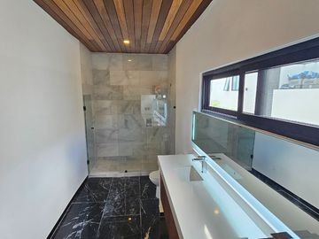 Casa de 5 recamaras una de ellas en PLANTA BAJA en Yucatán Country Club