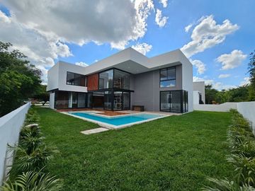 Casa de 5 recamaras una de ellas en PLANTA BAJA en Yucatán Country Club
