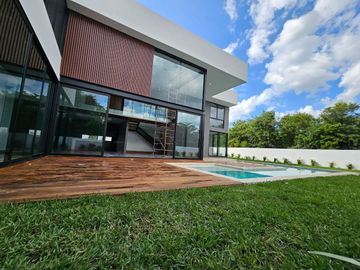 Casa de 5 recamaras una de ellas en PLANTA BAJA en Yucatán Country Club