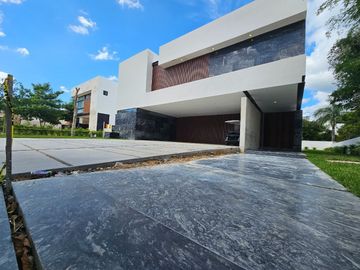 Casa de 5 recamaras una de ellas en PLANTA BAJA en Yucatán Country Club