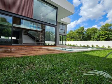 Casa de 5 recamaras una de ellas en PLANTA BAJA en Yucatán Country Club