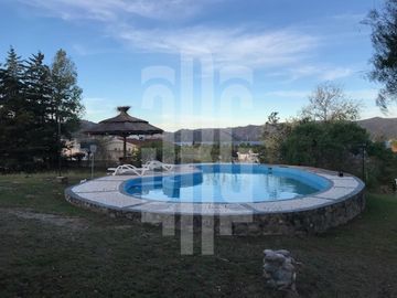 CASA EN VENTA CON GRAN PARQUE EN CARLOS PAZ. BARRIO CERRADO LAGO AZUL. VISTA PANORAMICA