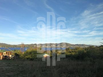 CASA EN VENTA CON GRAN PARQUE EN CARLOS PAZ. BARRIO CERRADO LAGO AZUL. VISTA PANORAMICA