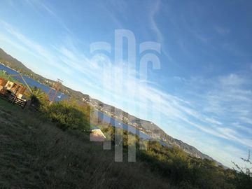 CASA EN VENTA CON GRAN PARQUE EN CARLOS PAZ. BARRIO CERRADO LAGO AZUL. VISTA PANORAMICA