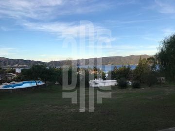 CASA EN VENTA CON GRAN PARQUE EN CARLOS PAZ. BARRIO CERRADO LAGO AZUL. VISTA PANORAMICA