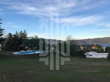 CASA EN VENTA CON GRAN PARQUE EN CARLOS PAZ. BARRIO CERRADO LAGO AZUL. VISTA PANORAMICA
