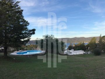 CASA EN VENTA CON GRAN PARQUE EN CARLOS PAZ. BARRIO CERRADO LAGO AZUL. VISTA PANORAMICA