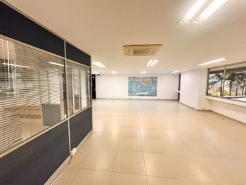 oficina en arriendo en milla de oro. Cod A777239