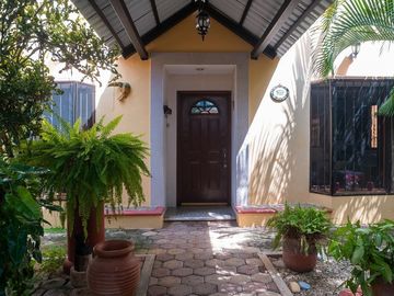CASA EN VENTA MERIDA  F-2115 $12,000,000  4 RC.  COL. MAYA