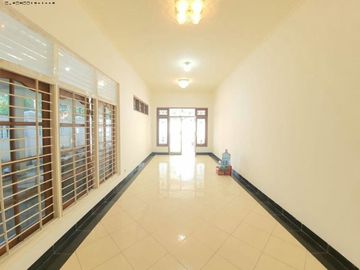 Rumah Raya Ngagel Jaya Utara hadap selatan, Strategis