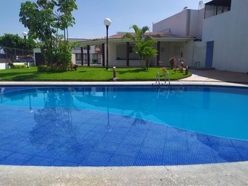 Casa de 3 rec., alberca, terreno 185 m2 en Real Santa Fe, Xochitepec, Mor.