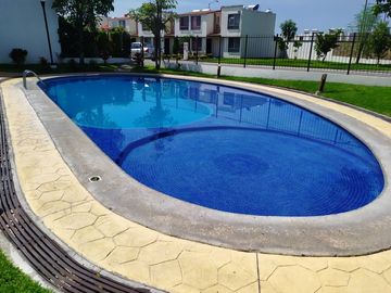 Casa de 3 rec., alberca, terreno 185 m2 en Real Santa Fe, Xochitepec, Mor.