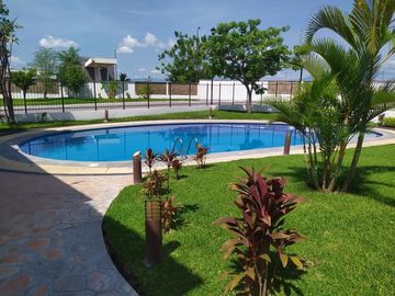 Casa de 3 rec., alberca, terreno 185 m2 en Real Santa Fe, Xochitepec, Mor.