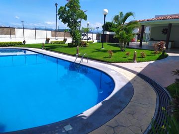 Casa de 3 rec., alberca, terreno 185 m2 en Real Santa Fe, Xochitepec, Mor.