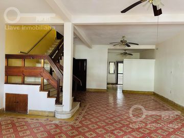 Venta de Casa de 2 niveles y 3 habitaciones en calle Zamora, Col. Centro, Coatzacoalcos, Ver.