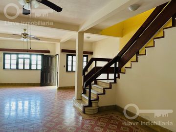 Venta de Casa de 2 niveles y 3 habitaciones en calle Zamora, Col. Centro, Coatzacoalcos, Ver.