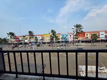Ruko siap huni parkir luas di bulevar hijau harapan indah