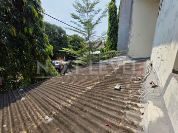 Ruko siap huni parkir luas di bulevar hijau harapan indah