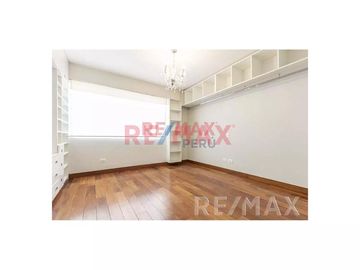 Vendo Lindo, Moderno Y Acogedor Departamento En Chacarilla. ¡Con Acabados De Primera!El Departamento Está Ubicado En La Cuadra 11 De La Av. Velasco As