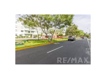 Vendo Lindo, Moderno Y Acogedor Departamento En Chacarilla. ¡Con Acabados De Primera!El Departamento Está Ubicado En La Cuadra 11 De La Av. Velasco As