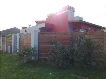Hermoso Chalet de Corte Moderno en Barrio Jardín de Peralta Ramos!