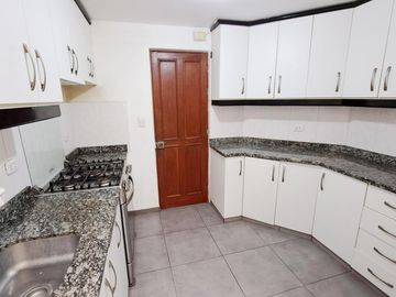 Se Vende Lindo Departamento En Un Primer Piso Con Jardín En Casuarina Baja