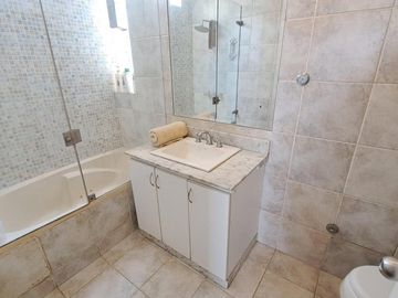 Se Vende Lindo Departamento En Un Primer Piso Con Jardín En Casuarina Baja