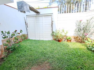 Se Vende Lindo Departamento En Un Primer Piso Con Jardín En Casuarina Baja
