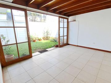 Se Vende Lindo Departamento En Un Primer Piso Con Jardín En Casuarina Baja
