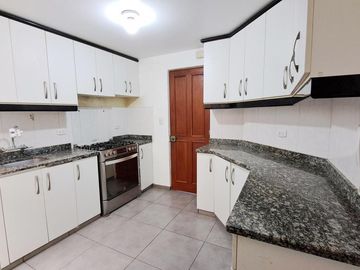 Se Vende Lindo Departamento En Un Primer Piso Con Jardín En Casuarina Baja