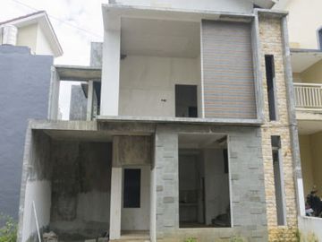 Rumah Villa Desain Modern di Kota Batu