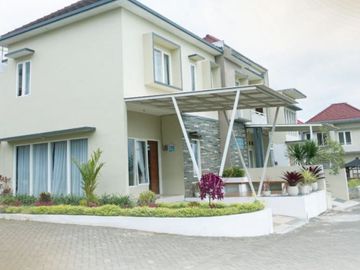 Rumah Villa Desain Modern di Kota Batu