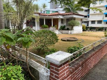 Venta de lote de terreno con casa en el Cangrejo