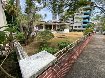 Venta de lote de terreno con casa en el Cangrejo