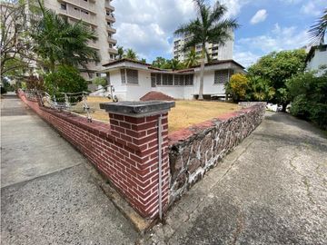 Venta de lote de terreno con casa en el Cangrejo