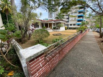 Venta de lote de terreno con casa en el Cangrejo