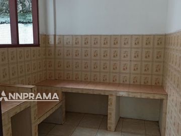 Rn Rumah Luas Danmewah Pinggir Jalan Raya Caringin