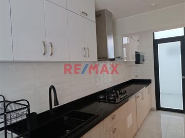 PRECIOSO DEPARTAMENTO ESTRENO 1ER PISO FRENTE A PARQUE ENTREGA INMEDIATA SURCO!
NO PAGA ALCABALA!
Oportunidad: ¡Vive frente a la naturaleza sin sali