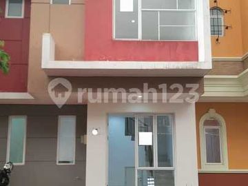 Disewakan Rumah 2 Lantai (2+1 KT ) Include AC 2 Unit di Malibu Village Gading Serpong