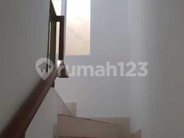 Disewakan Rumah 2 Lantai (2+1 KT ) Include AC 2 Unit di Malibu Village Gading Serpong