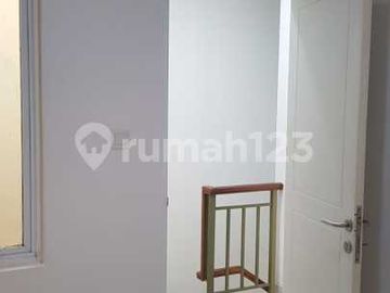 Disewakan Rumah 2 Lantai (2+1 KT ) Include AC 2 Unit di Malibu Village Gading Serpong
