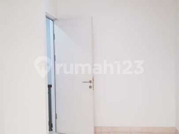 Disewakan Rumah 2 Lantai (2+1 KT ) Include AC 2 Unit di Malibu Village Gading Serpong