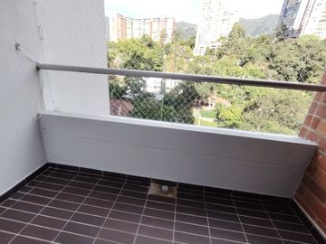 apartamento en arriendo en loma de las brujas. Cod A9434054