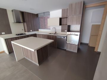 apartamento en arriendo en loma de las brujas. Cod A9434054