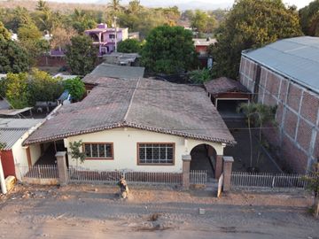 Casa en Venta  Como Terreno en Armeria, Colima