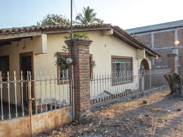 Casa en Venta  Como Terreno en Armeria, Colima