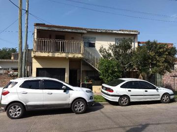 Casa en venta en Isidro Casanova