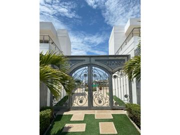 ¡Descubre tu hogar de ensueño en la Urbanización Ciudad del Mar.