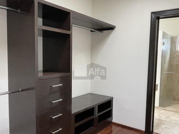 Casa en venta en Juriquilla con 6 recámaras, estacionamiento para 6 autos, Jacuzzi, etc.