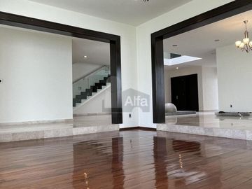 Casa en venta en Juriquilla con 6 recámaras, estacionamiento para 6 autos, Jacuzzi, etc.